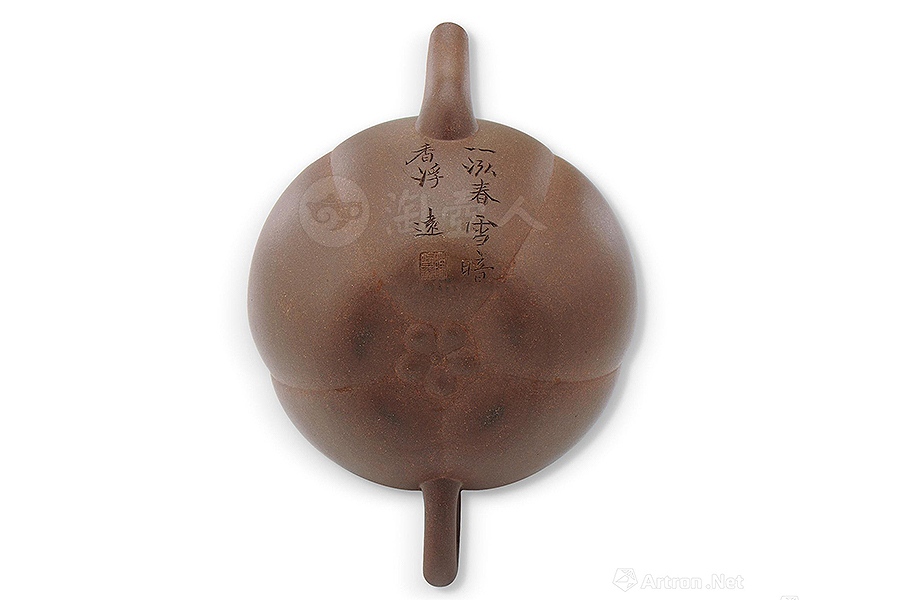 春雪梅瓣壶