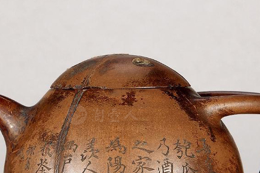玉成窑紫泥椰瓢壶(梅调鼎刻)