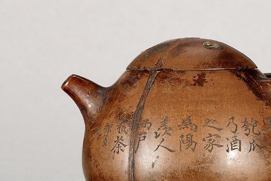 玉成窑紫泥椰瓢壶(梅调鼎刻)