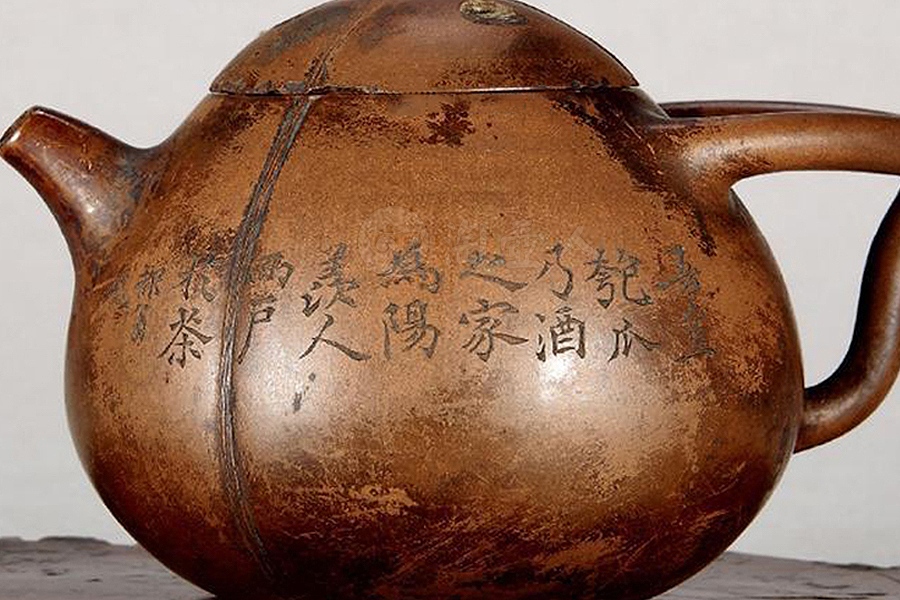 玉成窑紫泥椰瓢壶(梅调鼎刻)