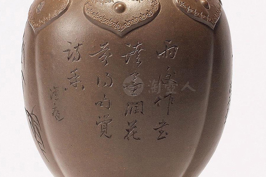 象鼻三足如意瓶