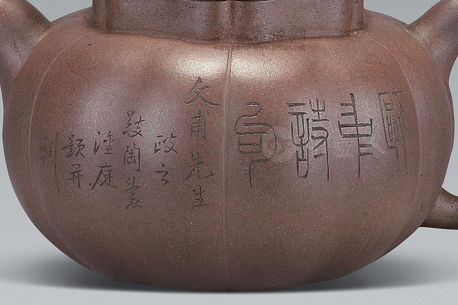 狮钮瓜棱壶