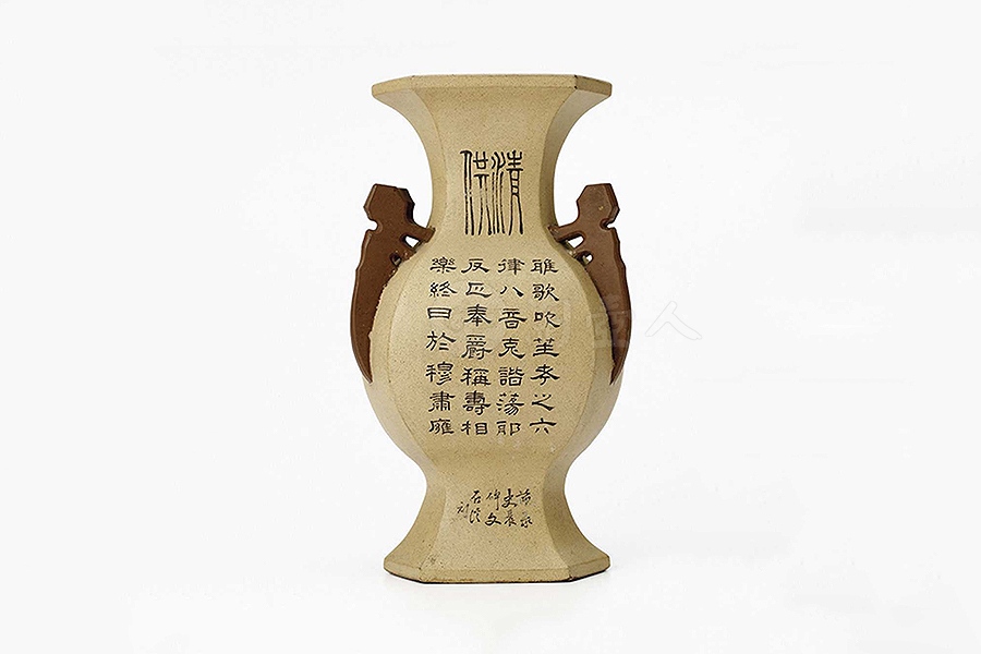 出戟四方瓶