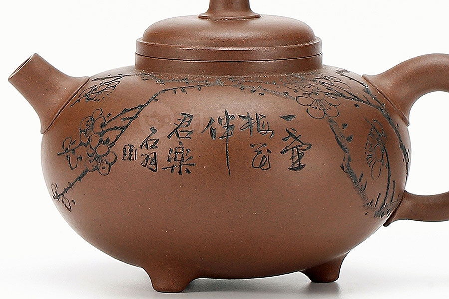 三足逸泉壶