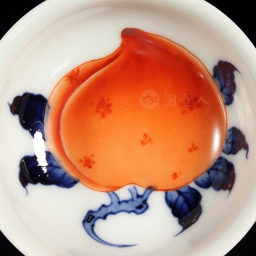 青花矾红寿桃杯