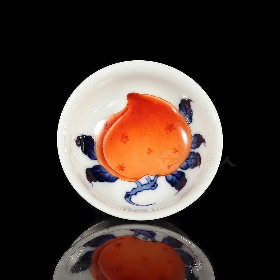 青花矾红寿桃杯