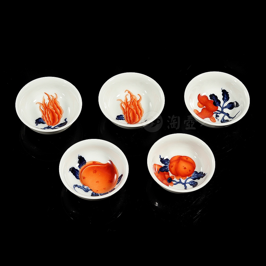 青花矾红寿桃杯