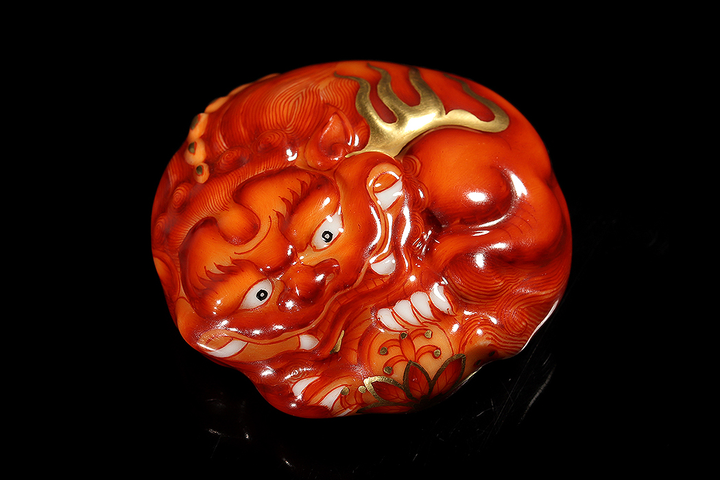 梁峻窑制《矾红描金瑞兽把件》