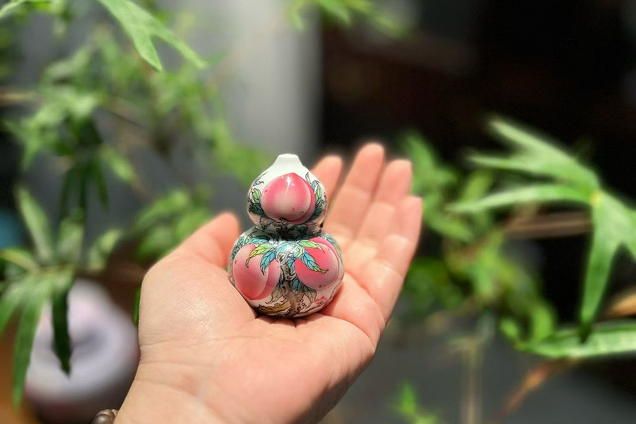 寿桃粉彩小香插