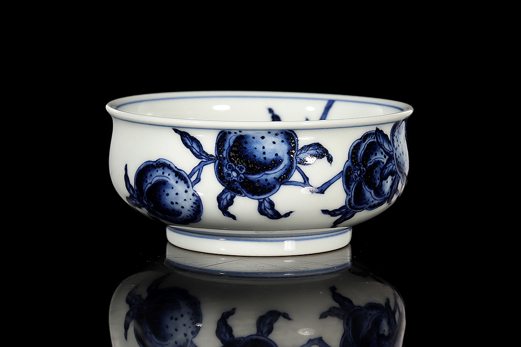 青花矾红桃渡雅集杯