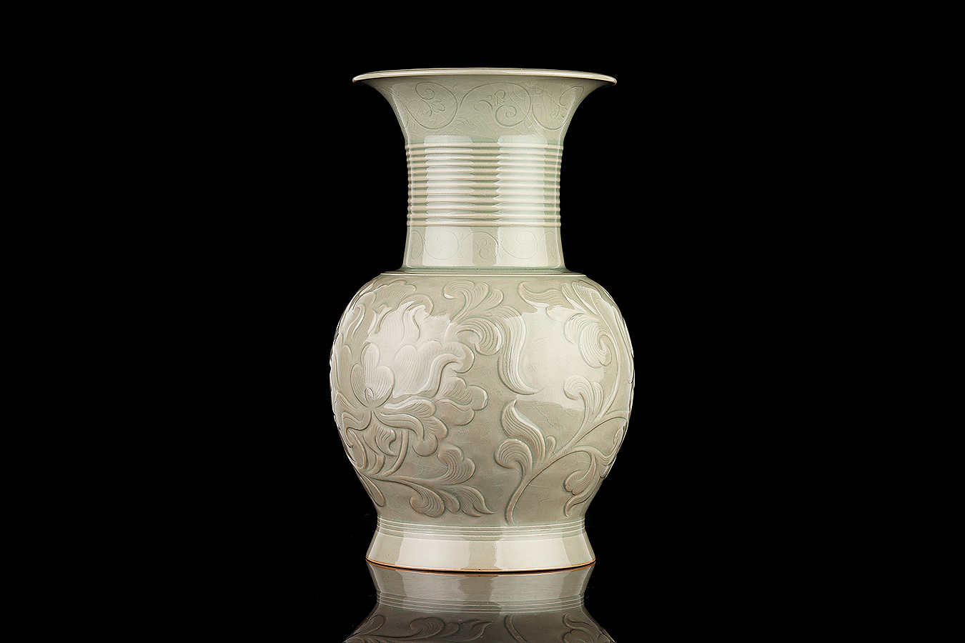 弦纹刻花凤尾瓶