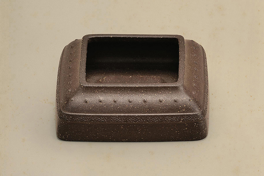 鼓钉纹方形水盂