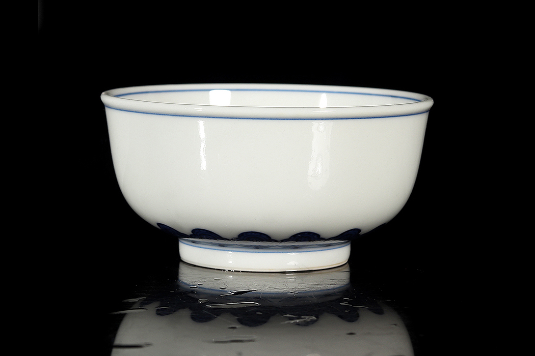 青花矾红双狮戏球杯