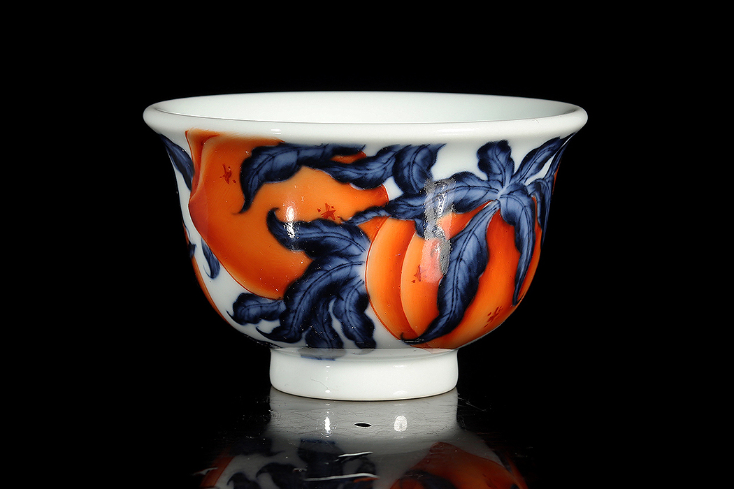 青花矾红寿桃压手杯