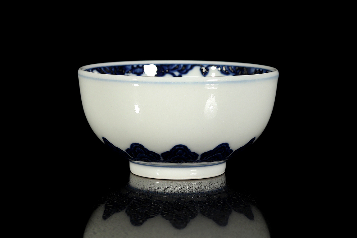 青花牡丹纹品茗杯