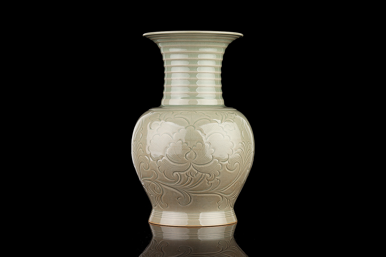 弦纹刻花凤尾瓶