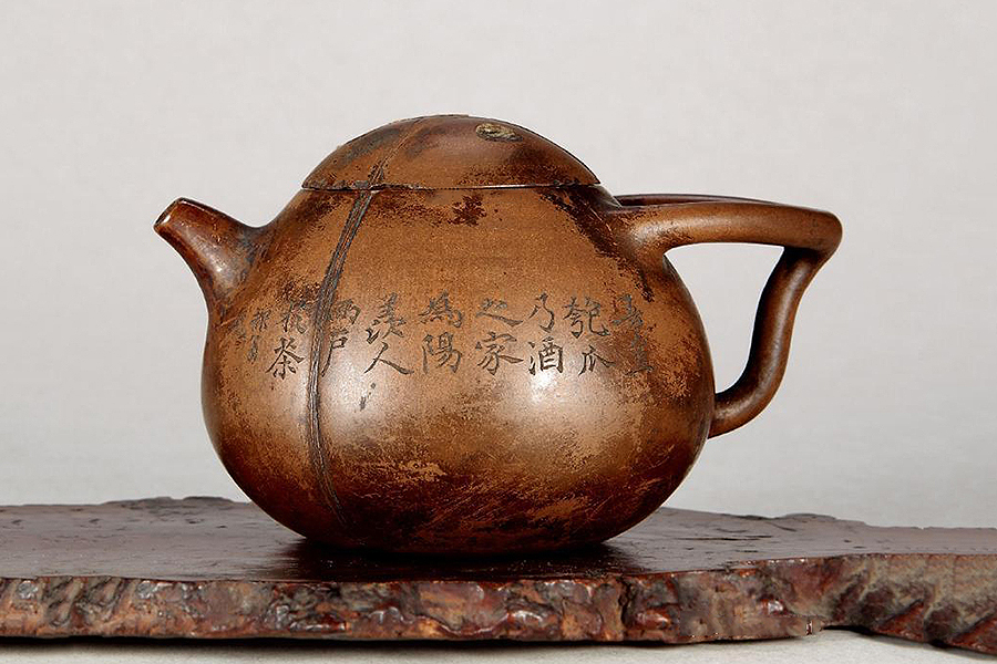 玉成窯紫泥椰瓢壺(梅調鼎刻)