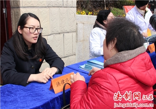 宜兴法院组织干警开展法律咨询进社区活动