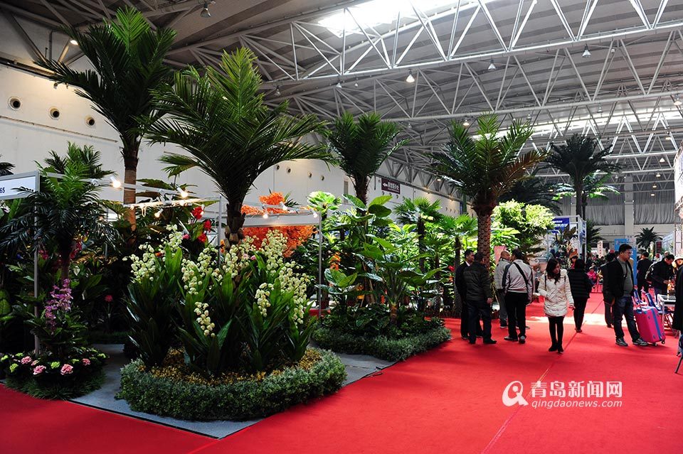 高清:仿真植物汇聚青岛会展中心变热带雨林