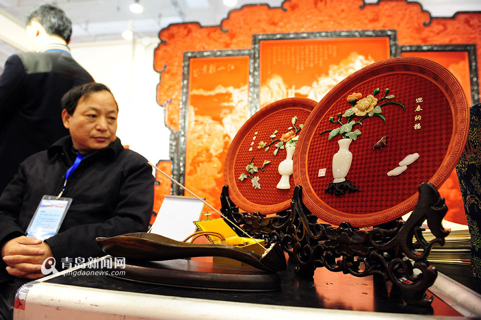 高清:仿真植物汇聚青岛会展中心变热带雨林