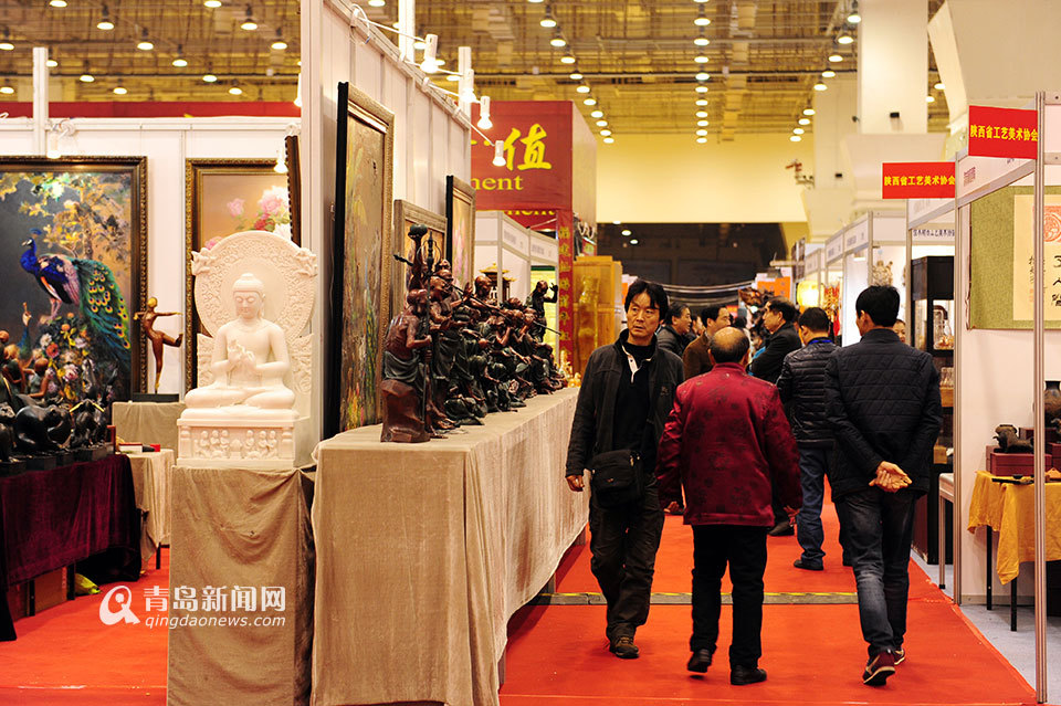 高清:仿真植物汇聚青岛会展中心变热带雨林