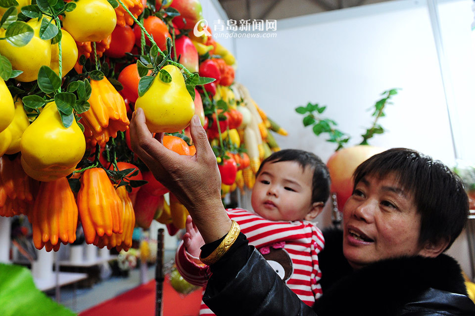 高清:仿真植物汇聚青岛会展中心变热带雨林