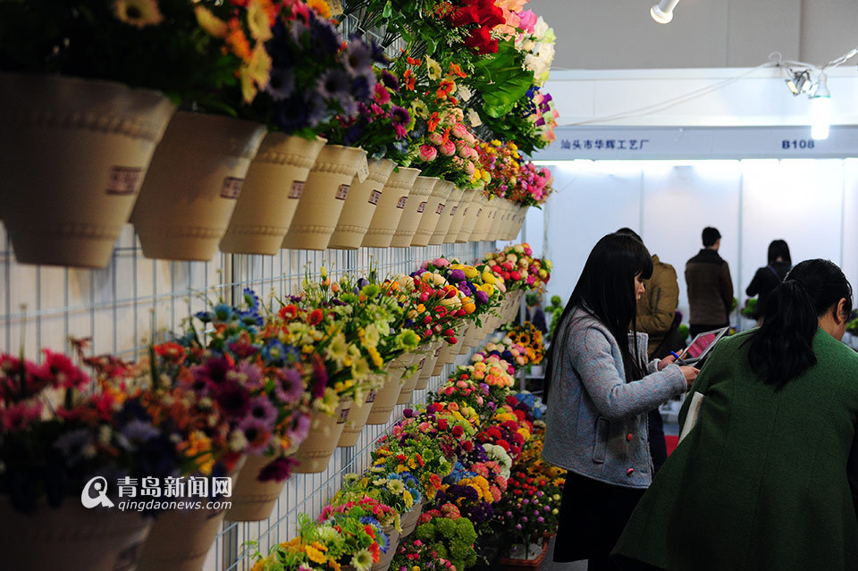 高清:仿真植物汇聚青岛会展中心变热带雨林