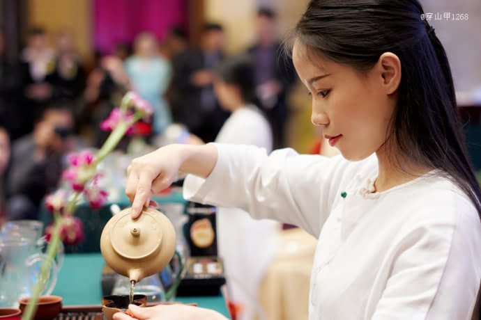 茶香三月,宜兴阳羡茶农开采明前茶