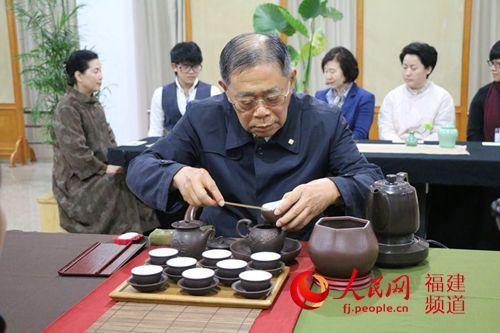 世界茶王李瑞河在国际茶道艺术家面前用紫砂壶泡大红袍茶