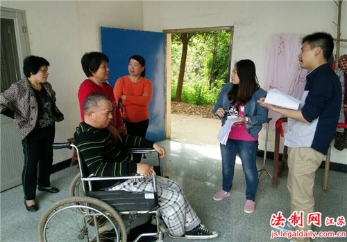宜兴开展法润陶都宪法入村·情暖困难群众活动