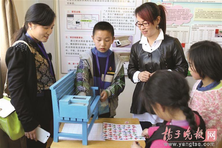 宜兴小学生新发明公交座椅可给手机充电