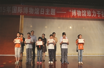 宜兴老青少三代PK,争当博物馆讲解员