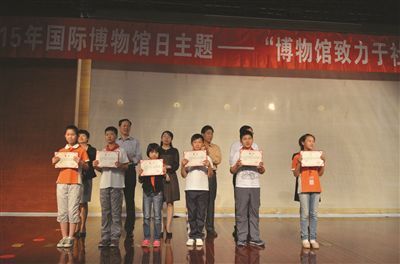 宜兴老青少三代PK,争当博物馆讲解员(组图)