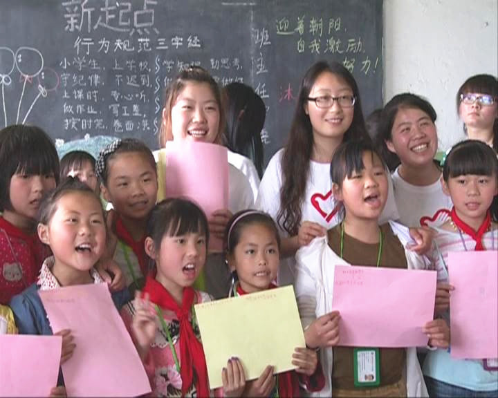 无锡工艺职业技术学院志愿者与宜兴丁蜀镇小学生:大手拉小手一起过六一