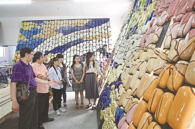 大型陶艺壁挂《梁祝情》10月亮相宜兴大剧院