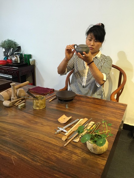 胡红花现场制作紫砂壶