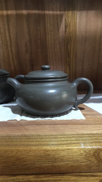 胡红花现场制作紫砂壶