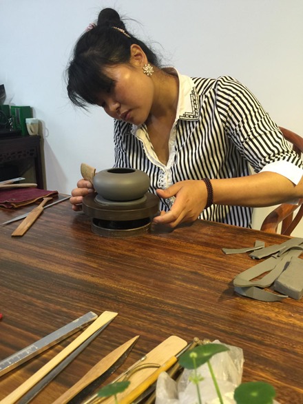 胡红花现场制作紫砂壶