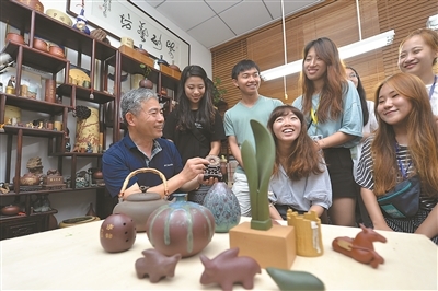 21名韩国学生南京学陶艺现场烧制紫砂