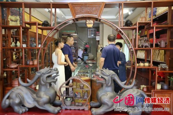 山西运城宜兴紫砂专营店挂牌茶文化协会会员单位