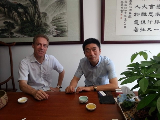 紫砂旗袍做使者中荷友谊谱新篇
