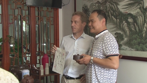 紫砂旗袍做使者中荷友谊谱新篇