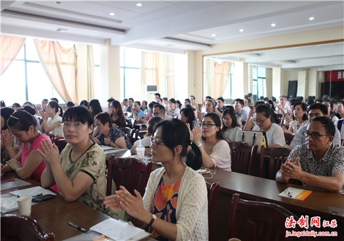 宜兴法院为工会劳调员及法监员送上法治课