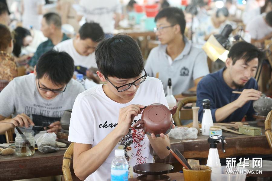 江苏宜兴举办景舟杯手工制壶大赛