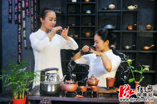 保靖紫砂陶茶具首秀茶艺师演绎古法泡茶