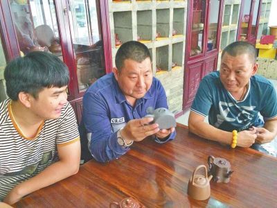 村长宜兴监工样壶郑州亮相(图)