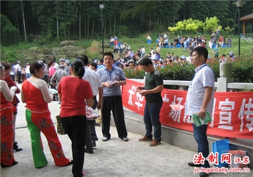 宜兴举办德法同行·关爱老年人送法进山村活动
