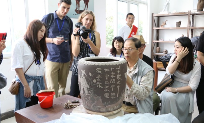 中外陶艺家在宜兴比拼制陶技能(图)