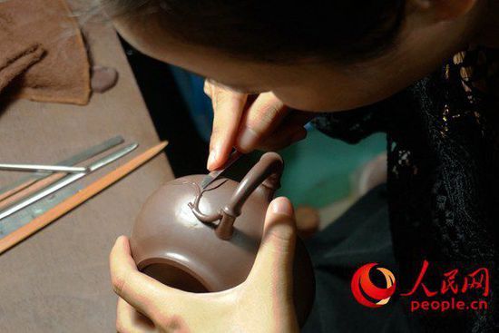 江苏宜兴陶艺薪火相传大师栽培25岁仿冒作品者