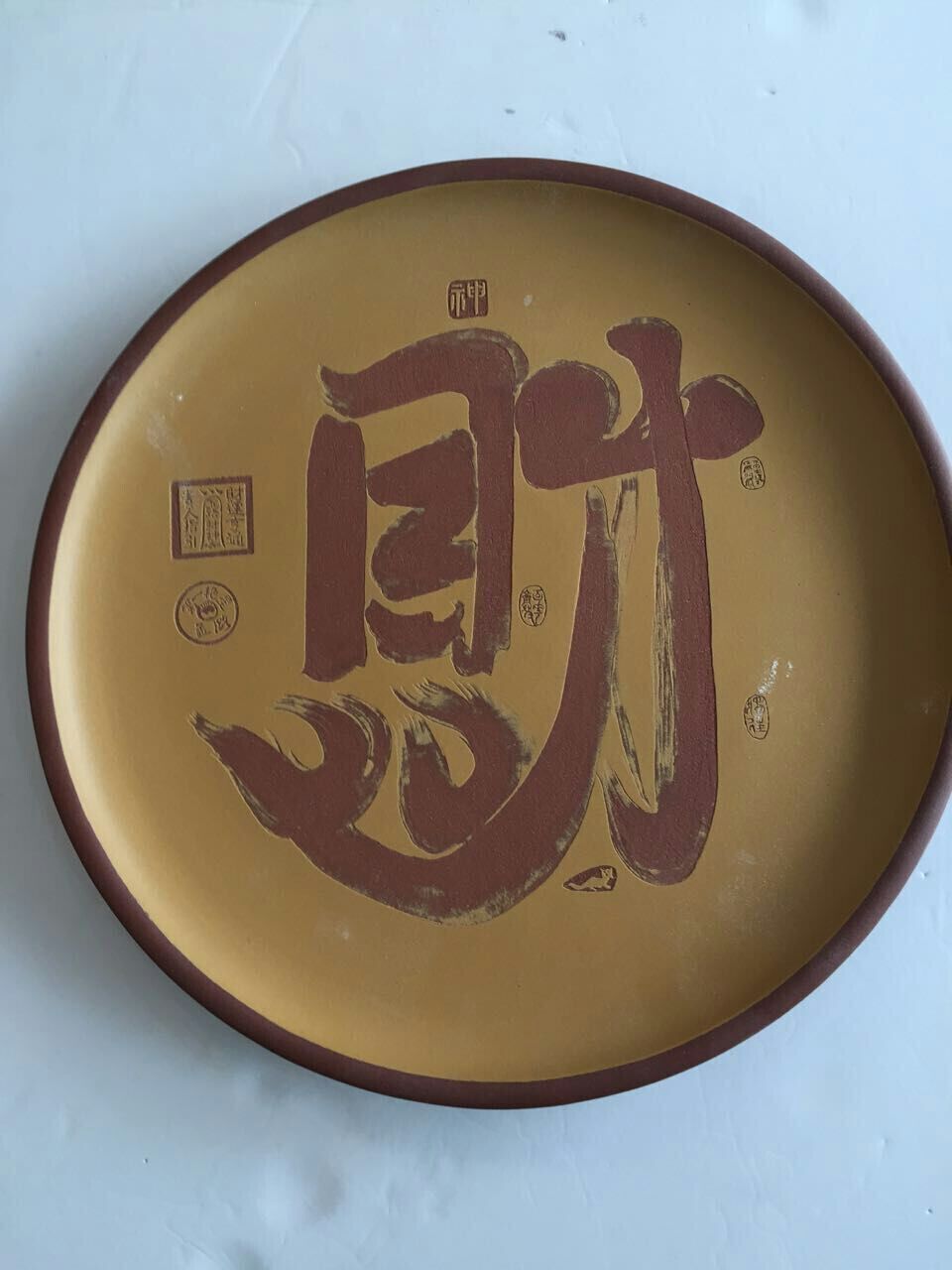 紫砂大师季伟南把女星孟潞财字制作成紫砂精品受到藏家热捧